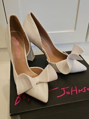 Betsey Johnson Ivory Nobble Glitter Bow Pointed-Toe Pumps Size 7.5